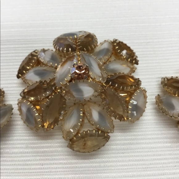 Lovely Brooch & Clip Earrings Set - Picture 2 of 6